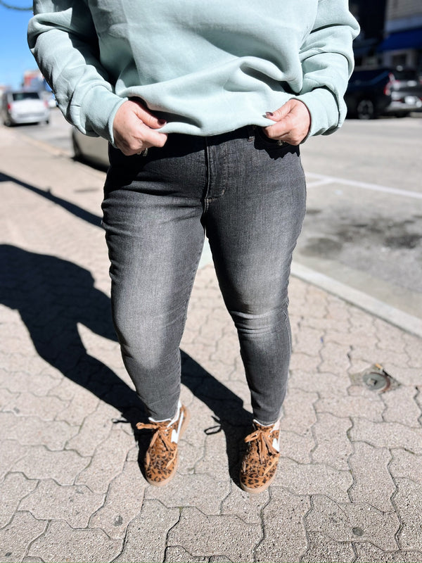 Curvy Arden's Black Mid-Rise Slim Jeans